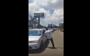 Homem quebra vidro de carros parados