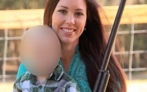 Ativista pró-armas baleada por filho