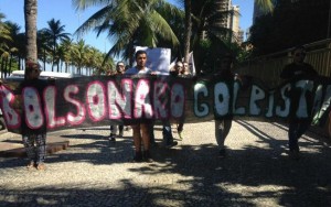 Grupo protesta em frente à casa de Bolsonaro no Rio de Janeiro
