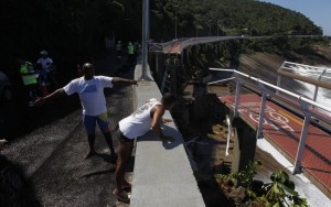 Parte de ciclovia desaba em São Conrado, no Rio de Janeiro, e deixa dois mortos