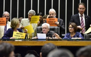 Presidida por Erundina, sessão informal tem "tchau, querido" contra Cunha