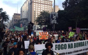 Ato em favor da legalização da maconha lota vão-livre do Masp em São Paulo