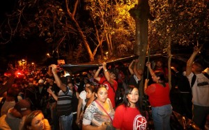 Manifestantes cercam praça vizinha à casa de Michel Temer em São Paulo