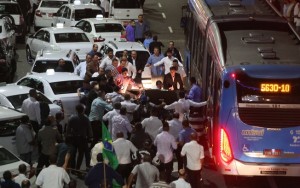 Após liberação do Uber, taxistas bloqueiam avenida e provocam caos em São Paulo