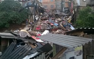 Deslizamento destrói casas e deixa dois feridos em favela na zona sul de SP
