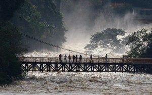 Rio transborda e alaga pontos turísticos no interior de SP