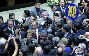 Em apelo a senadores, Dilma se diz alvo de complô e reafirma inocência