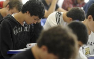 Metade dos brasileiros que querem ir à faculdade depende de financiamento