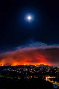 Após mortes e casas destruídas, incêndio na Califórnia ameaça turismo e comércio