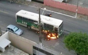 Em protesto no RN, criminosos ateiam fogo a ônibus e posto policial
