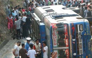 Ao menos 33 morrem após ônibus despencar de penhasco de 300 metros no Nepal