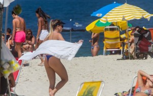 Calor supera os 35°C e lota praias no Rio de Janeiro neste domingo