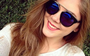 Modelo brasileira de 17 anos é detida por tirar selfie em aeroporto nos EUA