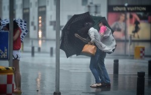 Tufão causa destruição na China e deixa em alerta cidades mais populosas do país