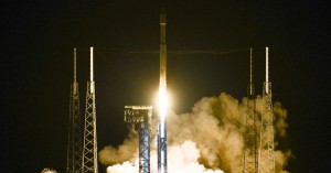 Explosão atinge plataforma de lançamento espacial em Cabo Canaveral