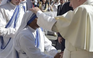 Após canonização, papa Francisco convida 1,5 mil pobres para comer pizza