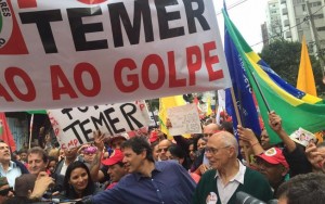 Manifestantes pedem o "Fora Temer" na Avenida Paulista
