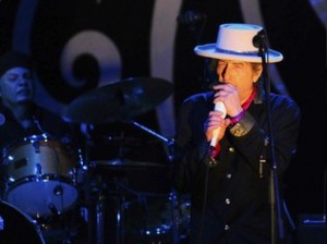 Com Nobel, Bob Dylan se torna maior e mais premiado artista de todos os tempos 