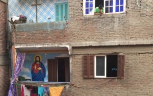 Minoria cristã 'garimpa lixo' em busca de ascensão social no Egito 