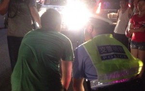 Cidade chinesa reintroduz punição que obriga motorista a olhar para farol alto 