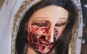 Estátua da Virgem Maria "chora sangue" e atrai fiéis no México 