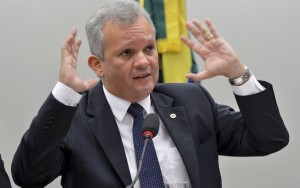 PT deve apoiar ex-ministro de Dilma em disputa pela presidência da Câmara