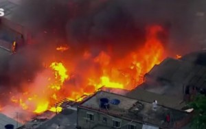Incêndio destrói dezenas de casas em comunidade na Zona Leste de São Paulo 