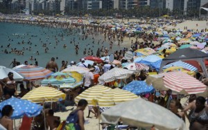 Com sensação térmica de mais de 43º, Rio tem praias lotadas em plena segunda