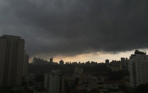 Temporal causa alagamentos em São Paulo