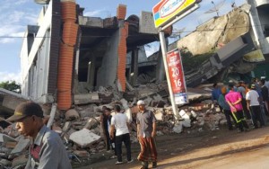 Terremoto de magnitude 6,5 atinge a Indonésia e deixa 97 mortos 