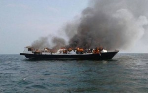 Incêndio em balsa deixa 23 mortos e dezenas de feridos na Indonésia