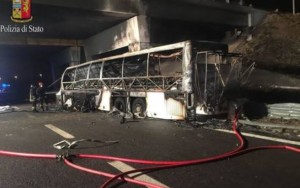 Incêndio em ônibus deixa pelo menos 16 mortos no norte da Itália