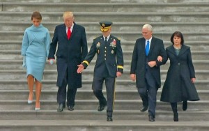 No carro blindado "A Besta", Trump participa de parada em direção à Casa Branca