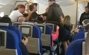 Bêbado tem 'ataque de fúria' e precisa ser controlado por dez pessoas em voo
