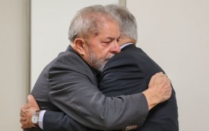 FHC visita Lula em hospital e foto comove internautas nas redes sociais