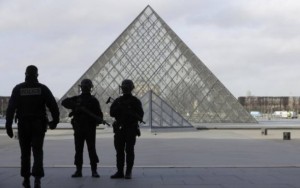 Soldado francês dispara contra suspeito de ataque terrorista no Museu do Louvre