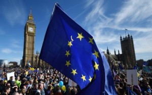 Milhares de britânicos vão às ruas e protestam contra o "Brexit"