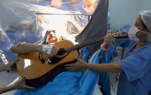 Paciente toca violão e canta para médicos durante cirurgia no cérebro em Santos
