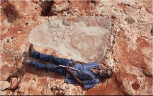 Cientistas descobrem a maior pegada de dinossauro do mundo (com 1,75 metros!)