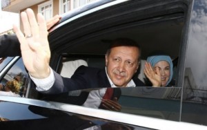 Turquia adverte "guerra religiosa", mas volta a denunciar "novo nazismo"