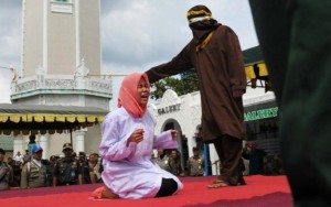 Na Indonésia, casal leva 25 chibatadas por fazer sexo antes do casamento