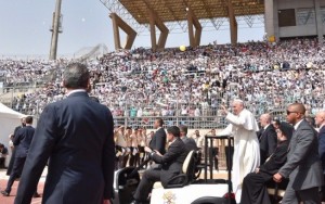 Papa Francisco critica extremismo religioso em cerimônia no Egito