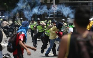 Venezuela registra ao menos 15 saques a lojas durante protestos, diz opositor