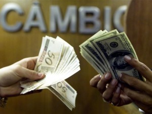 Colombiana engole US$ 9 mil para evitar que marido infiel pegue o dinheiro
